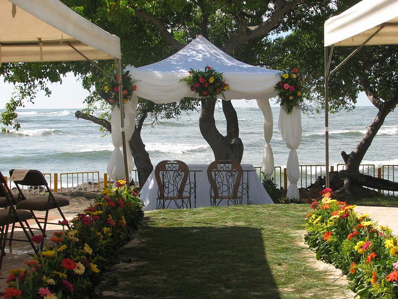 Montaje de ceremonia civil en la playa