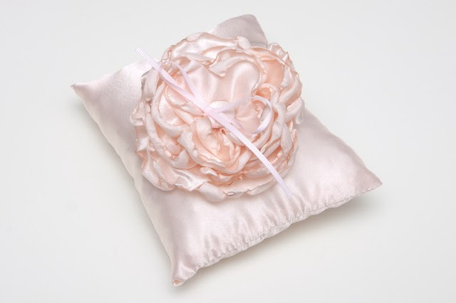 08789-bodaenplaya.es Cojín con Peonia en Rosa, para llevar anillos de boda