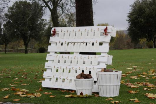 protocolo-mesa-seating-plan-maleta-antigua-boda-vintage-more-than-el-campillo-palet-madera boda vintage