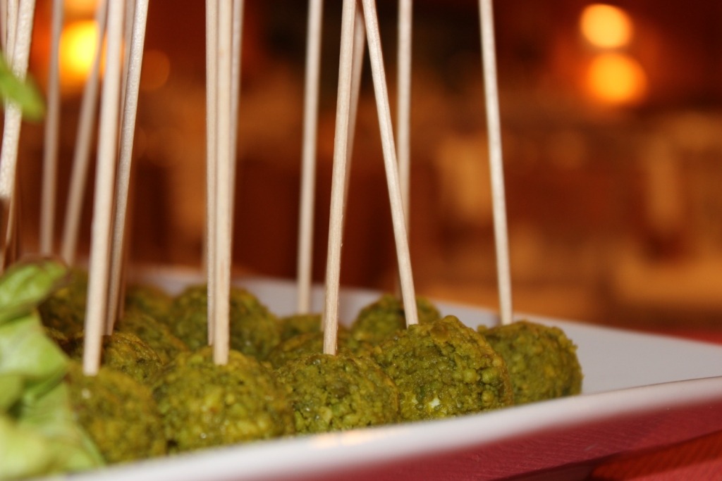 1TRUFAS DE QUESO EN TEXTURA DE PISTACHOS Boda con almuerzo