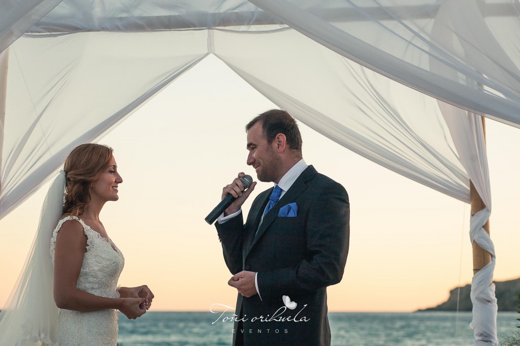 El novio dedicandole unas palabras de amor a la novia